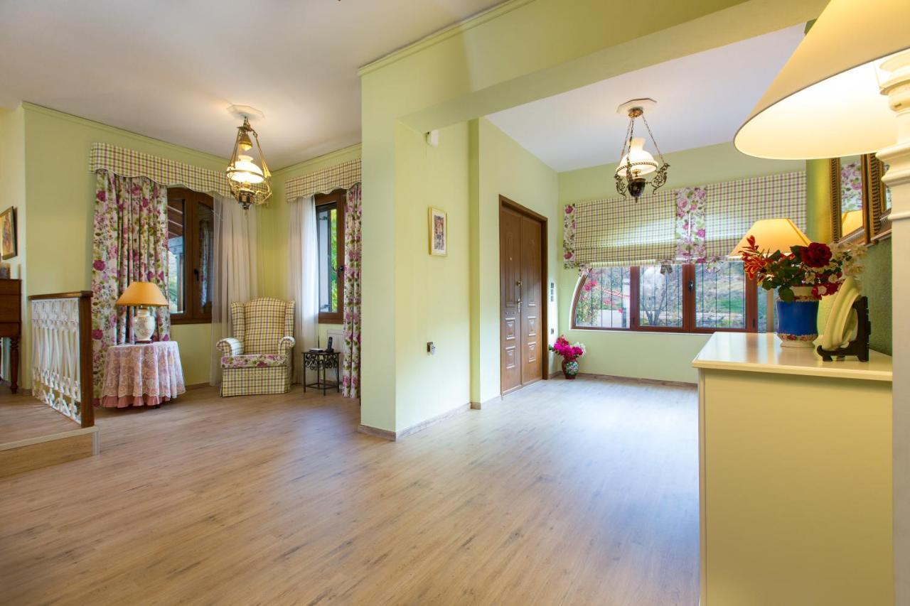 Petres  Beachfront Family Villa Katerina With Private Pool, Playground, Bbq & Amazing Sea Views! מראה חיצוני תמונה