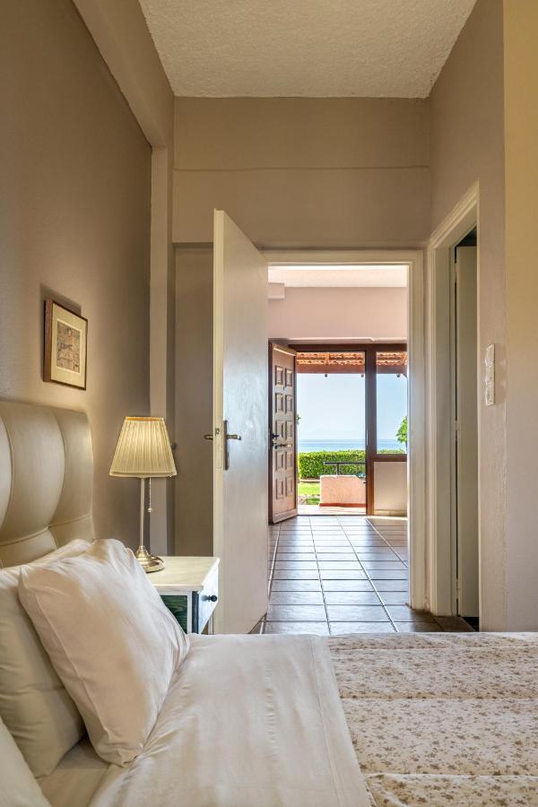 Petres  Beachfront Family Villa Katerina With Private Pool, Playground, Bbq & Amazing Sea Views! מראה חיצוני תמונה