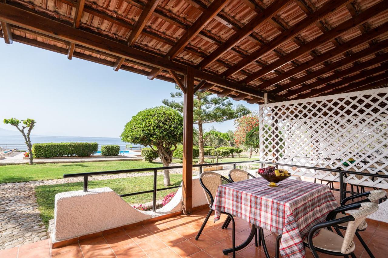 Petres  Beachfront Family Villa Katerina With Private Pool, Playground, Bbq & Amazing Sea Views! מראה חיצוני תמונה