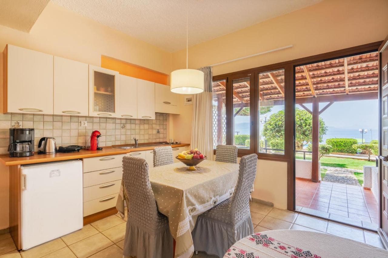 Petres  Beachfront Family Villa Katerina With Private Pool, Playground, Bbq & Amazing Sea Views! מראה חיצוני תמונה