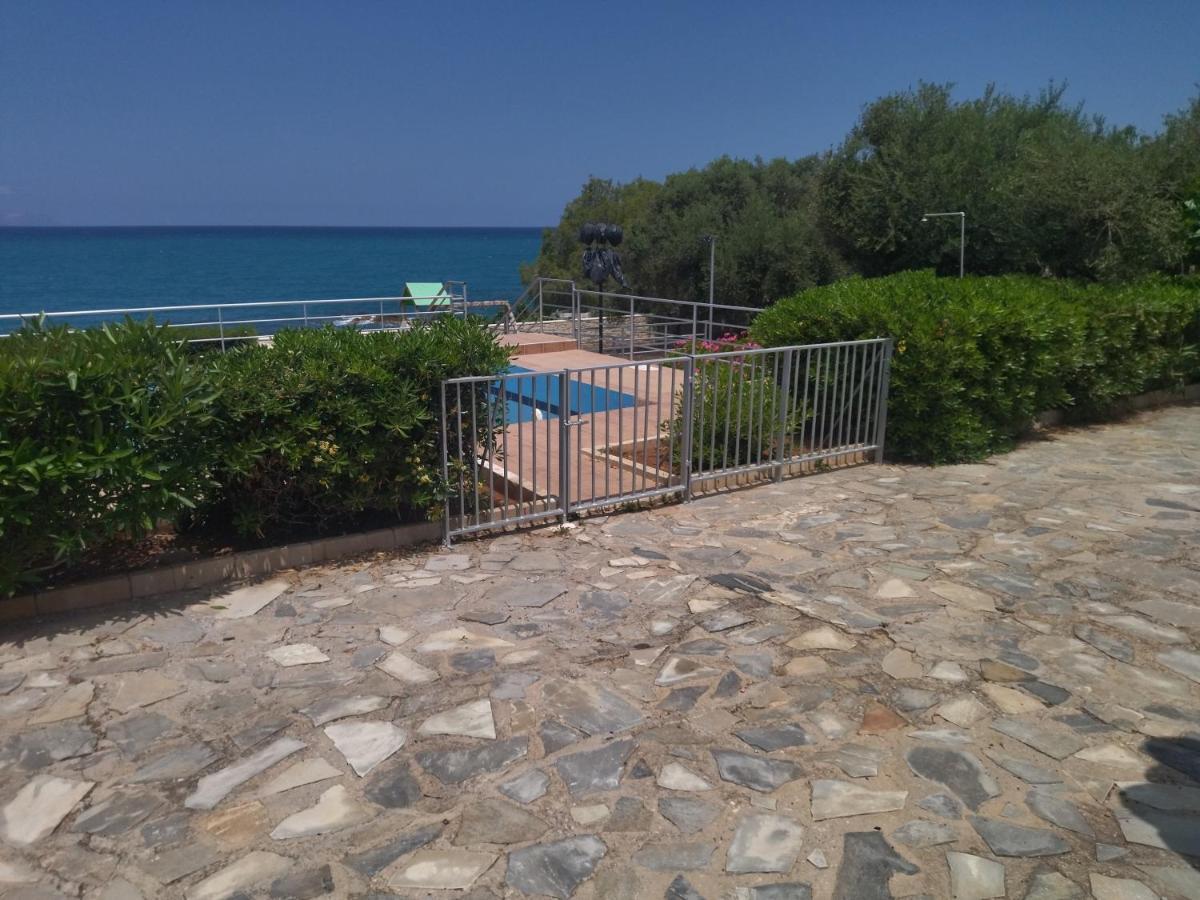 Petres  Beachfront Family Villa Katerina With Private Pool, Playground, Bbq & Amazing Sea Views! מראה חיצוני תמונה
