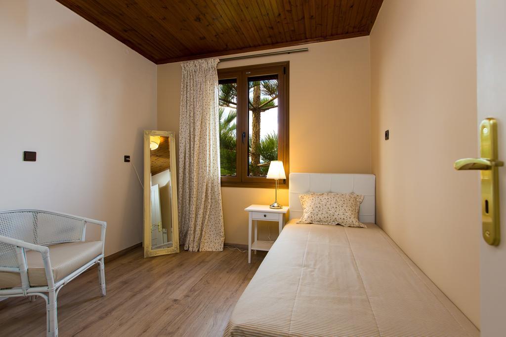 Petres  Beachfront Family Villa Katerina With Private Pool, Playground, Bbq & Amazing Sea Views! מראה חיצוני תמונה